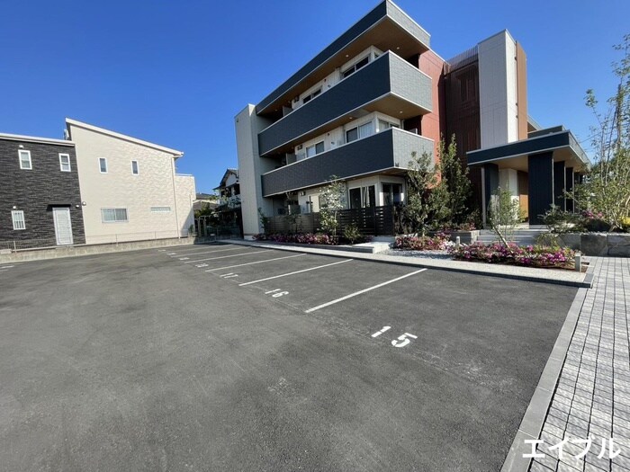 物件外観写真2　(駐車場)