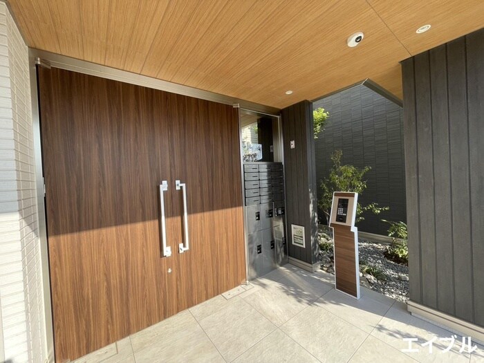 物件外観写真5　(エントランス部分)