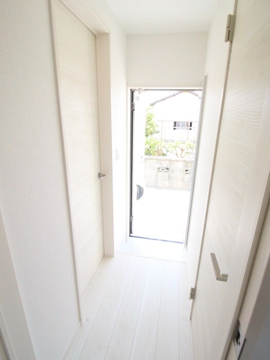 物件内観写真11　(玄関)