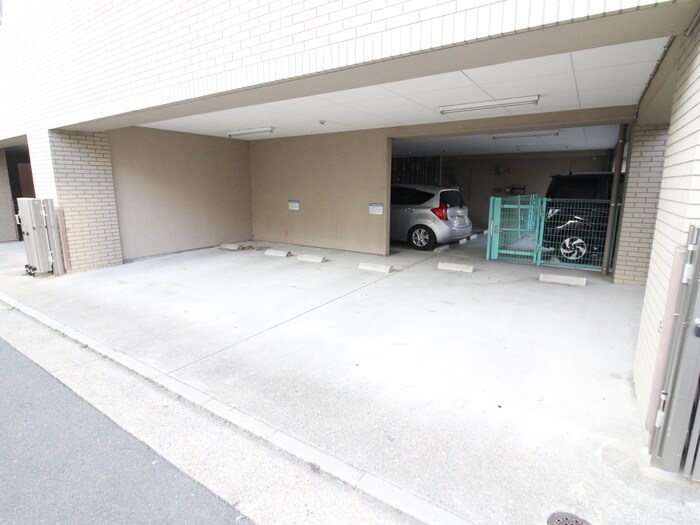 物件外観写真4　(駐車場)