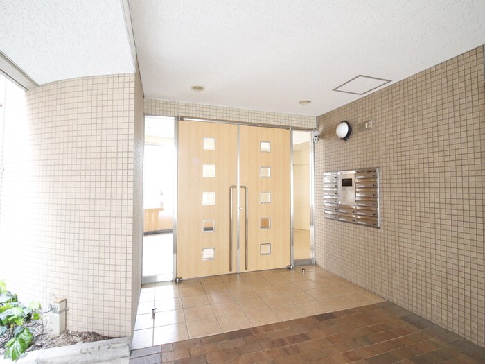 物件外観写真6　(エントランス部分)