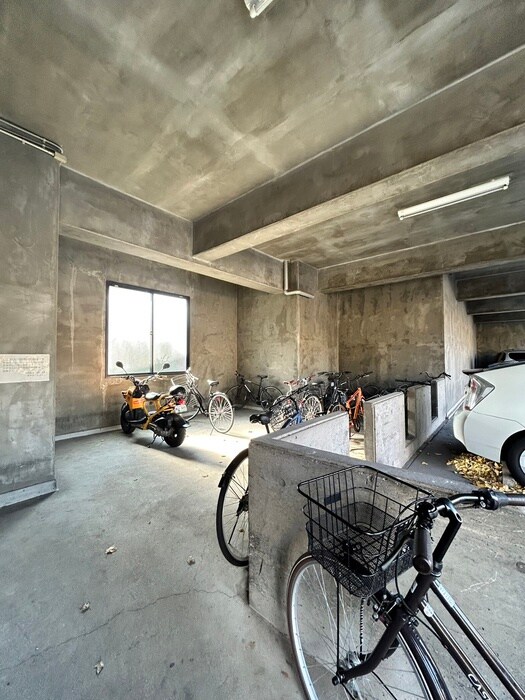 物件外観写真5　(駐輪場)