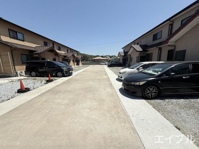 物件外観写真4　(駐車場)