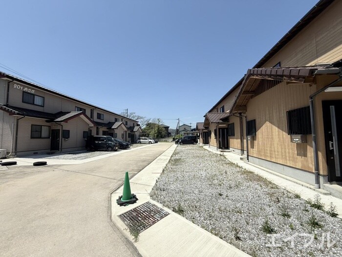 物件外観写真5　(駐車場)