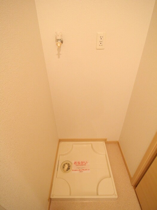 物件内観写真13　(洗濯機置場)