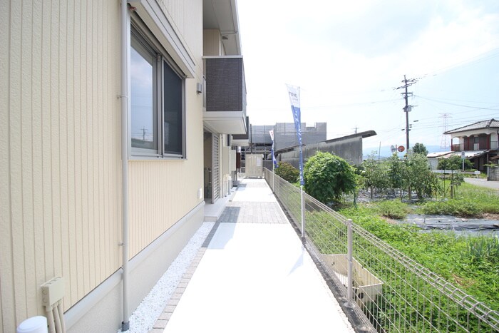 物件外観写真3　(エントランス部分)