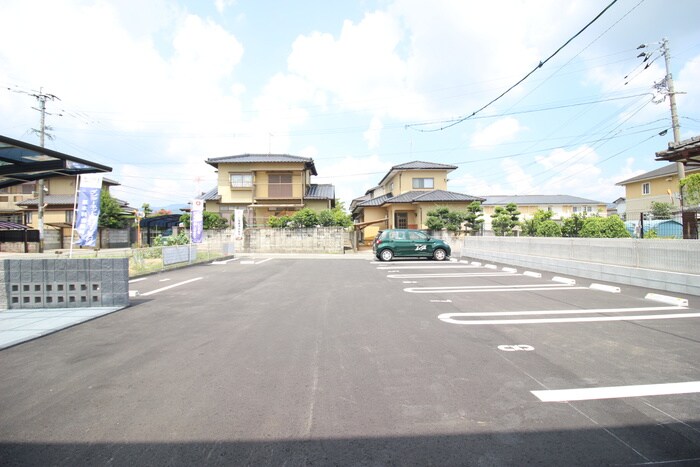 物件外観写真4　(駐車場)