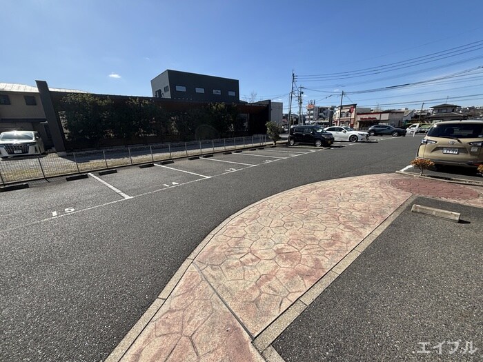 物件外観写真2　(駐車場)