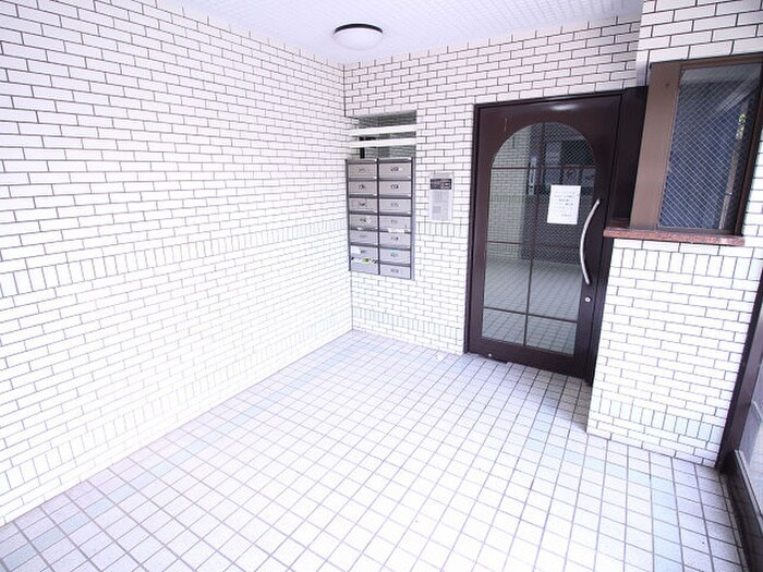 物件外観写真3　(エントランス部分)
