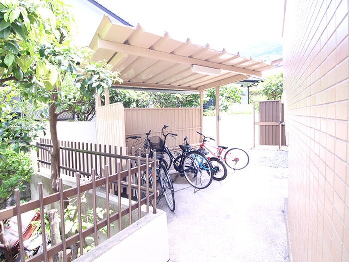 物件外観写真4　(駐輪場)