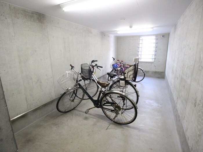 物件外観写真2　(駐輪場)