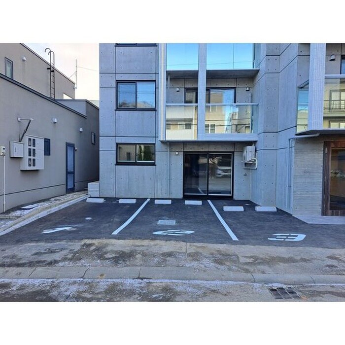 物件外観写真3　(駐車場)