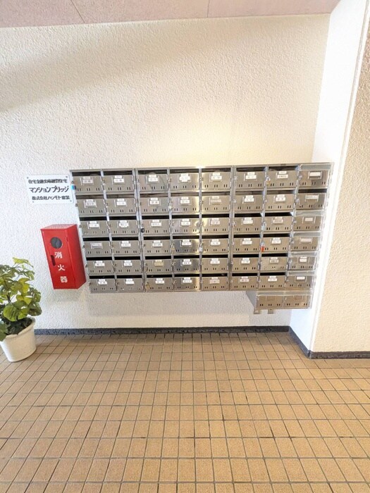 物件外観写真6　(エントランス部分)