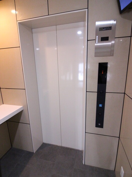 物件外観写真5　(エントランス部分)