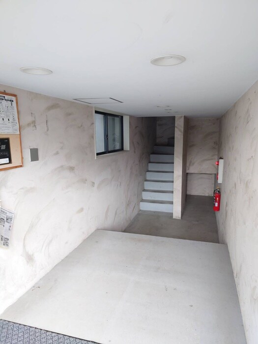 物件外観写真4　(エントランス部分)