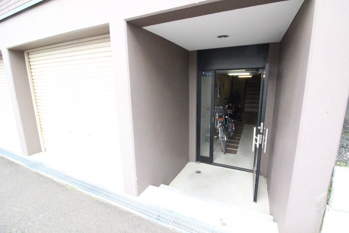 物件外観写真6　(エントランス部分)