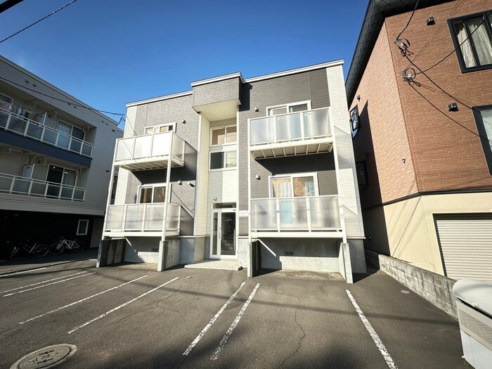 物件外観写真2　(駐車場)