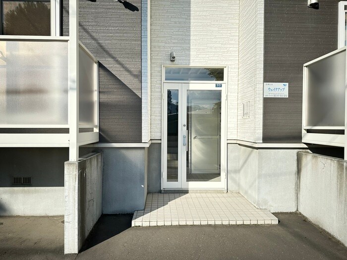物件外観写真5　(エントランス部分)