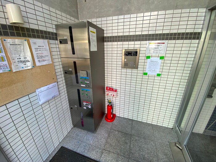 物件外観写真3　(エントランス部分)