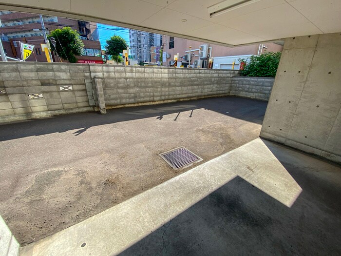 物件外観写真5　(駐車場)