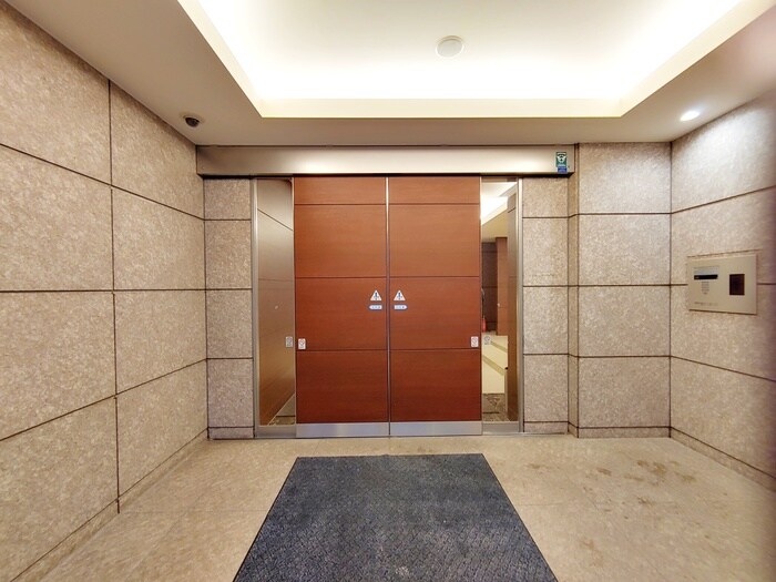 物件外観写真6　(エントランス部分)