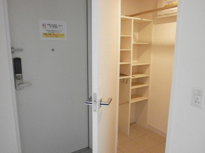 物件内観写真12　(玄関)
