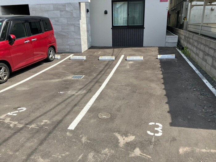 物件外観写真3　(駐車場)