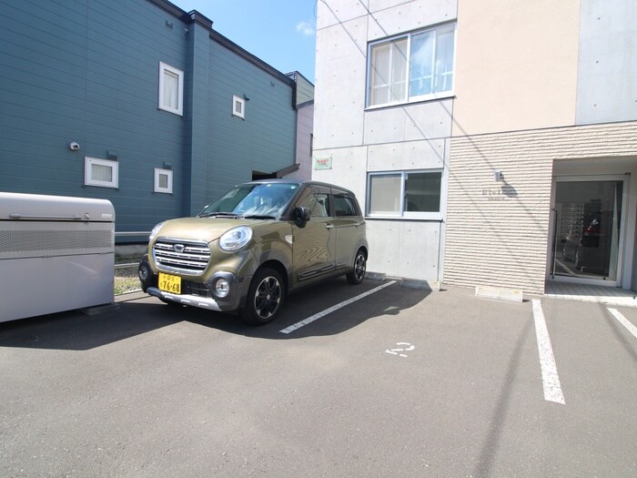 物件外観写真4　(駐車場)