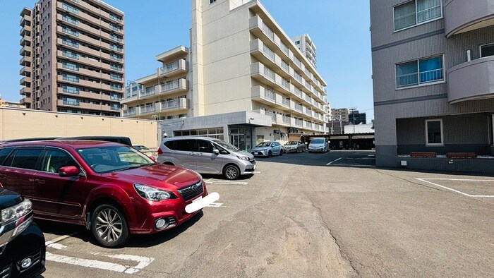 物件外観写真4　(駐車場)