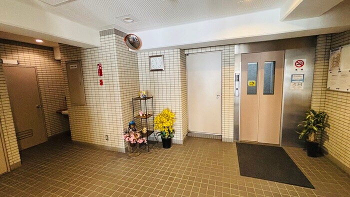 物件外観写真5　(エントランス部分)