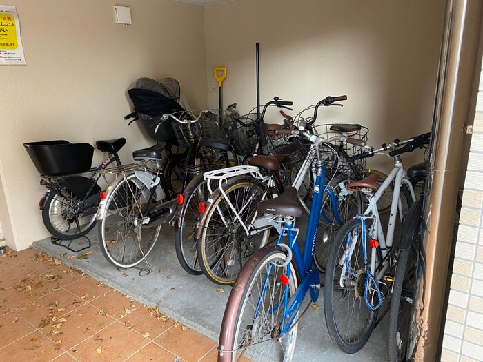 物件外観写真4　(駐輪場)