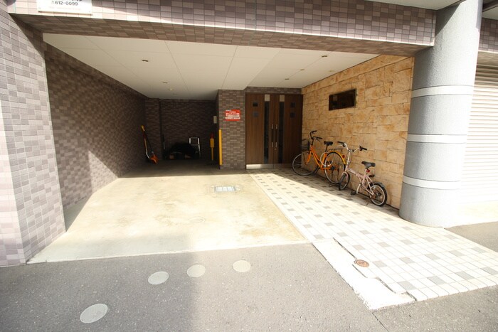 物件外観写真4　(エントランス部分)