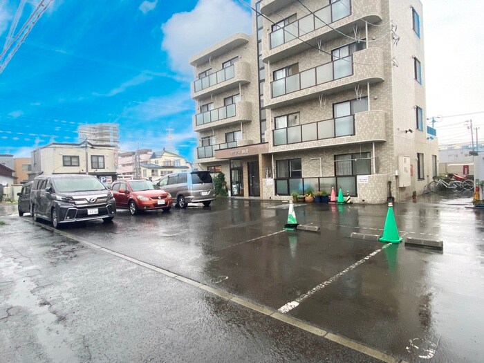 物件外観写真5　(駐車場)