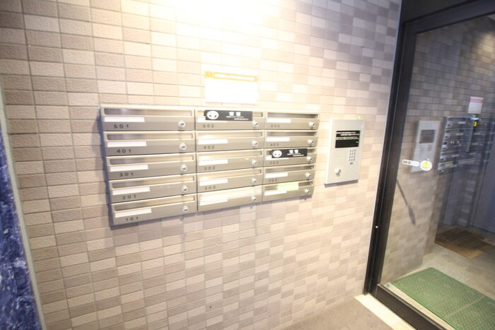 物件外観写真6　(エントランス部分)