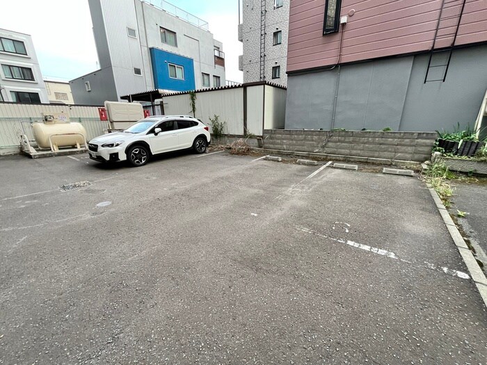 物件外観写真3　(駐車場)