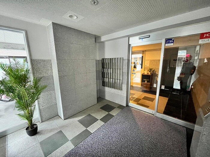 物件外観写真4　(エントランス部分)