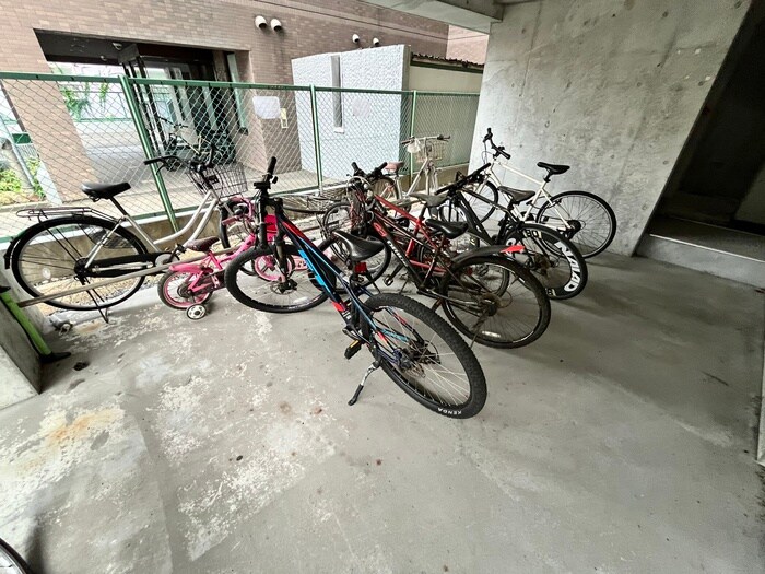 物件外観写真5　(駐輪場)