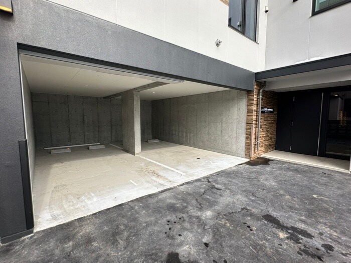 物件外観写真3　(駐車場)