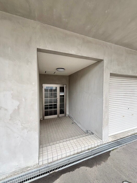 物件外観写真4　(エントランス部分)