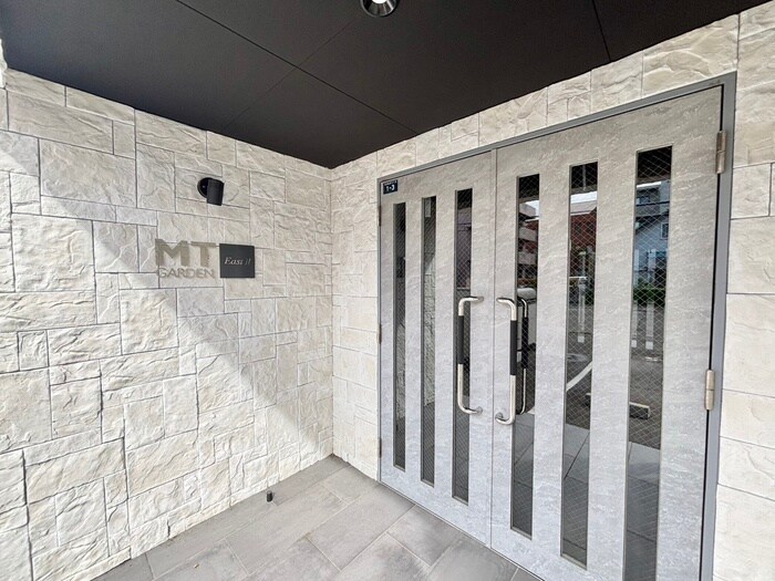 物件外観写真3　(エントランス部分)