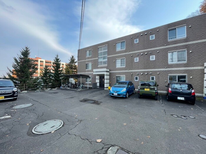 物件外観写真3　(駐車場)