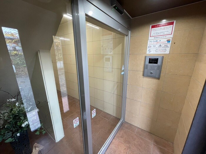 物件外観写真6　(エントランス部分)