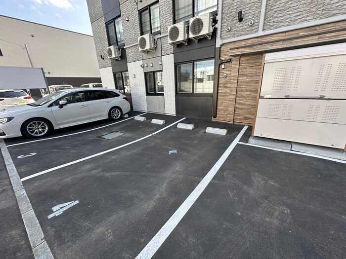 物件外観写真4　(駐車場)