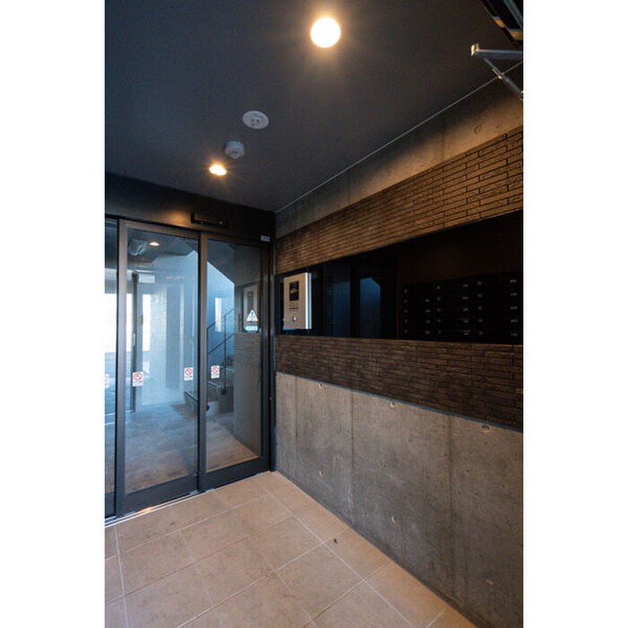 物件外観写真5　(エントランス部分)