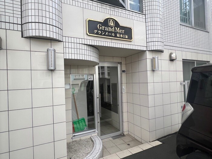 物件外観写真4　(エントランス部分)