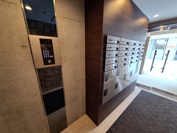 物件外観写真3　(エントランス部分)