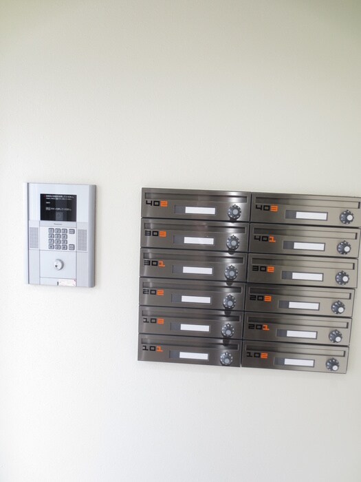 物件外観写真2　(エントランス部分)