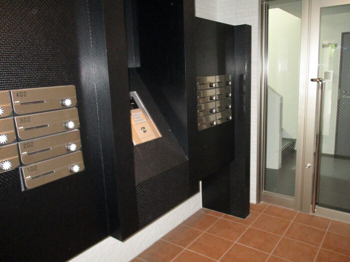 物件外観写真5　(エントランス部分)