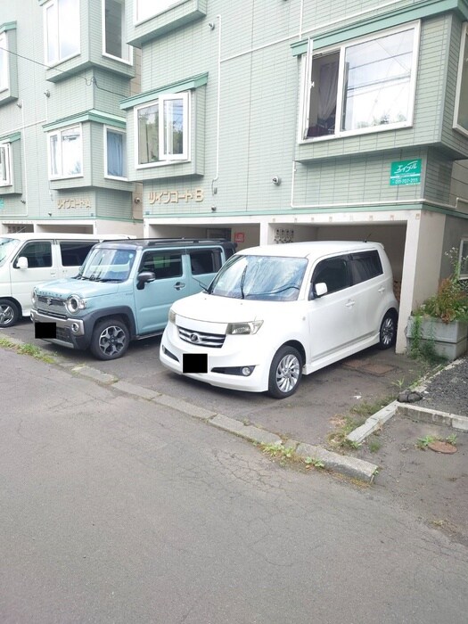 物件外観写真3　(駐車場)