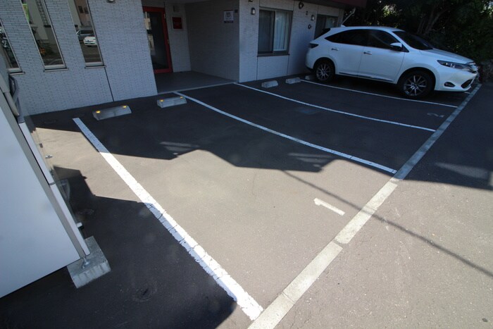 物件外観写真3　(駐車場)